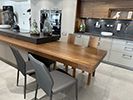 Espace repas auto-porté en noyer massif